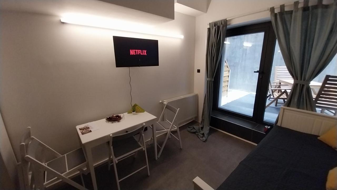 Peaceful Basement Apartment With Terrace & Free Gym Budapest Bagian luar foto