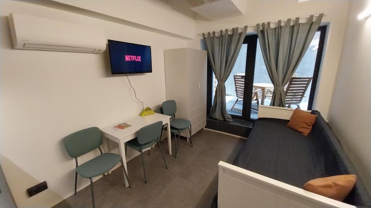 Peaceful Basement Apartment With Terrace & Free Gym Budapest Bagian luar foto